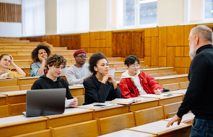 Group of college students in a class, represents how the curiosity shifted to genuine fascination in college.